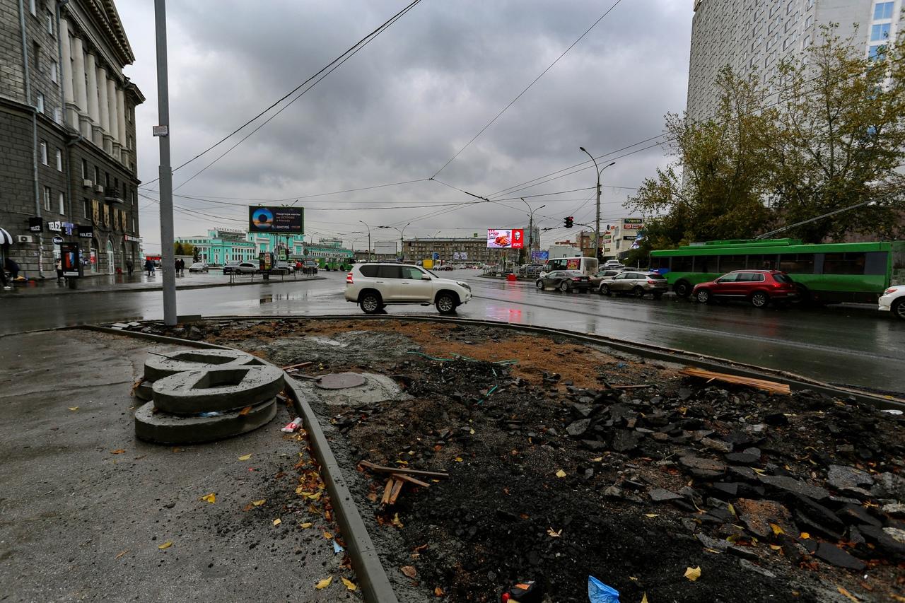Фото «Заколебали эти пробки 24/7»: водители и пешеходы проклинают перекопанные из-за ремонта улицы Новосибирска 5